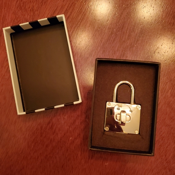 Henri Bendel Jetsetter USB Drive - Picture 4 of 11